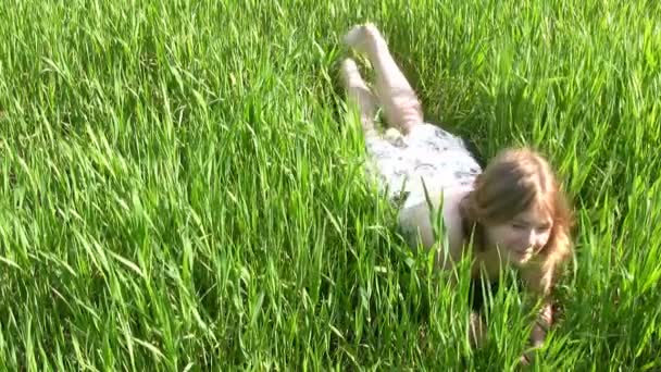 Fille heureuse dans l'herbe — Video