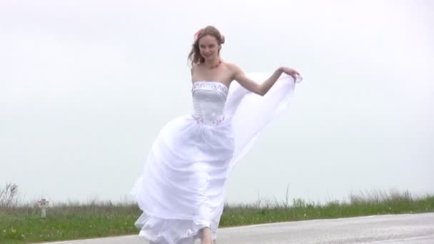 Невеста выходит на дорогу — стоковое видео