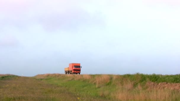 Оранжевый грузовик уходит — стоковое видео
