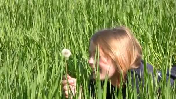 Menina ri simplesmente porque um bom humor — Vídeo de Stock