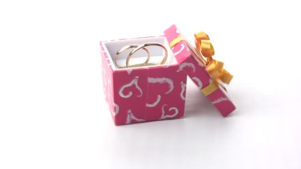 Anéis de casamento em uma caixa vermelha — Vídeo de Stock