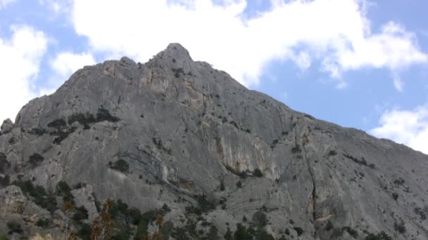 Moln över berget — Stockvideo
