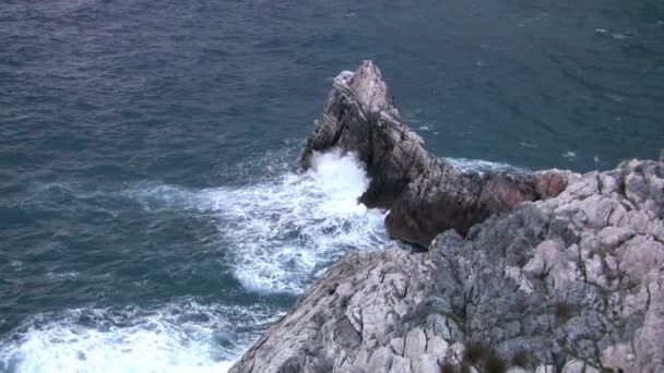 Surf en las rocas — Vídeo de stock