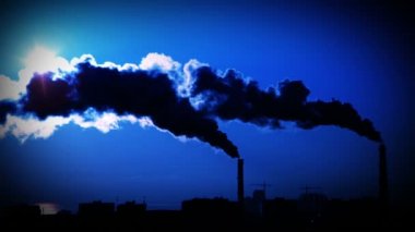 bitki boru duman. koyu mavi gökyüzü arka plan.