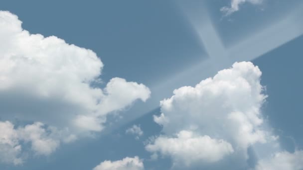 Croix d'espérance dans un ciel lumineux 