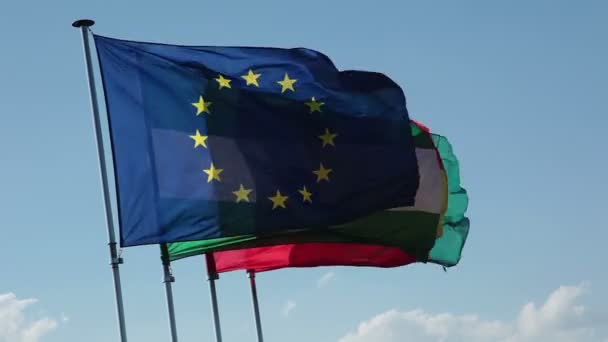 Γρανάδα. σημαίες σε κοντάρια σημαίας — Stockvideo