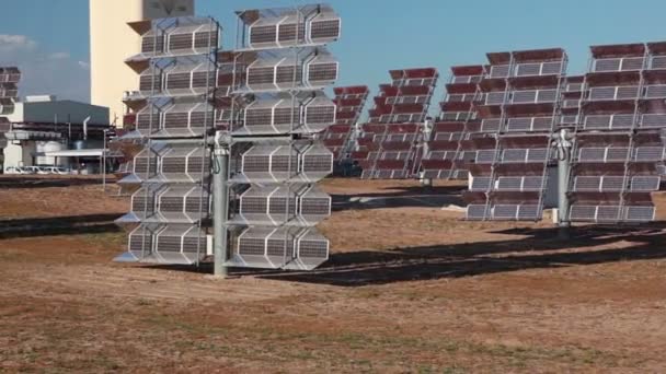 Refletores da central solar. Fechar — Vídeo de Stock