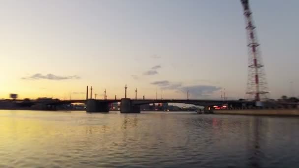 Rano nad rzeką miasta. timelapse — Wideo stockowe