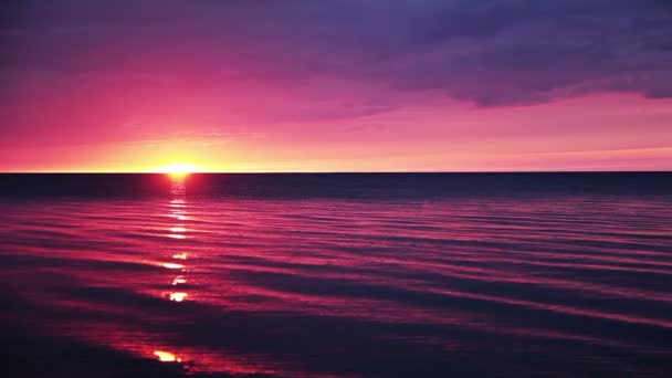 Закат над спокойным океаном — стоковое видео
