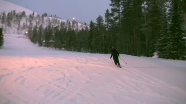 Skier at the end of a slope — Stock Video