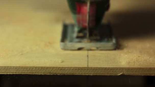 Elektrik fretsaw. Testere sonunda — Stok video