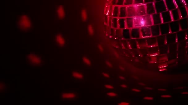 Fond sombre et boule disco. Boucle sans couture 