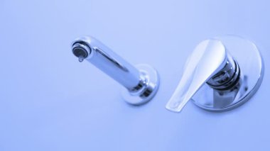 bir musluk bırakır. Dikişsiz ilmekledi