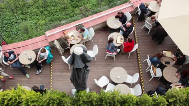 Café op het balkon. bekijken van bovenaf — Stockvideo