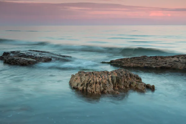 海と日没の後の石 — ストック写真