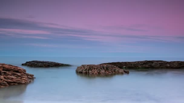 Morze i kamienie po zachodzie słońca. timelapse — Wideo stockowe