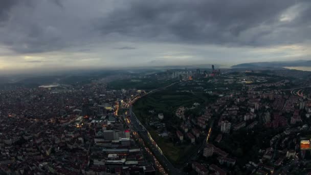 Traffico serale e cielo drammatico. Timelapse — Video Stock