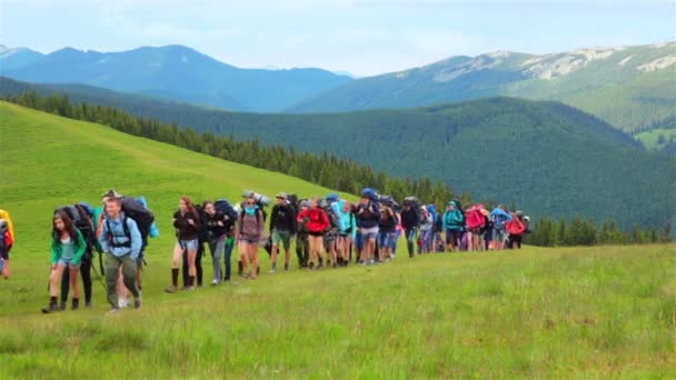 Jóvenes en una caminata de montaña — Vídeo de stock