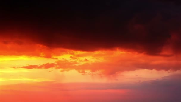 Tormenta eléctrica al atardecer naranja — Vídeo de stock