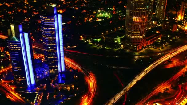Tráfico nocturno y rascacielos. Vista desde arriba. Cronograma — Vídeos de Stock