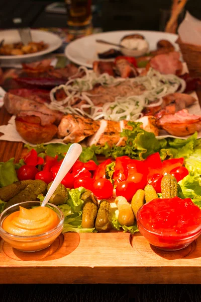 レストランのテーブル。野菜と肉 — ストック写真