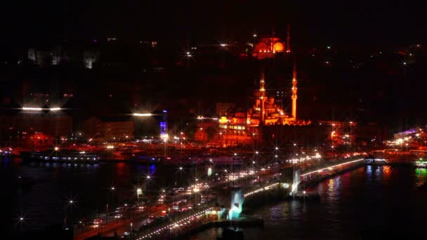 Puente de galata y tráfico nocturno — Vídeo de stock