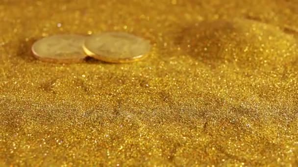 テーブルの上にたくさんの黄金の砂 Bitcoinは落ち たくさんの金の塵を作り出します スローモーション — ストック動画
