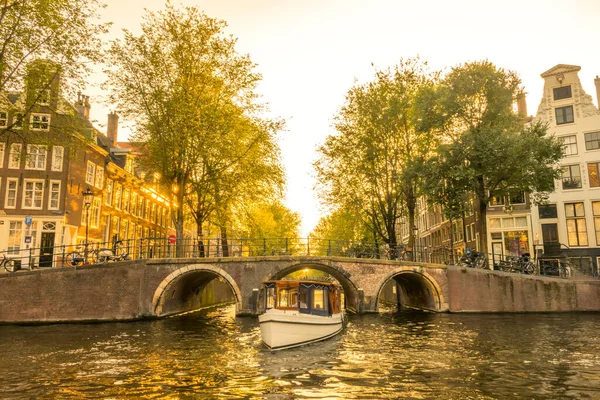 Podzimní Večer Amsterdamském Průplavu Loď Vynoří Zpod Mostu Typické Domy — Stock fotografie