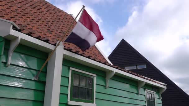 Nizozemsko Národní Vlajka Vlaje Větru Zdi Vesnického Domu Zaanse Schans — Stock video