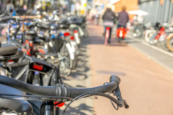 Netherlands Sunny Day Amsterdam Bicycle Parking Couple Cyclists Out Focus — Stock Photo, Image