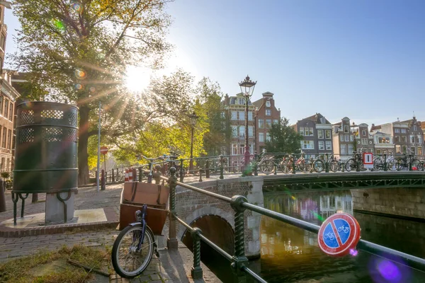 Países Baixos Manhã Ensolarada Amesterdão Casas Tradicionais Canal Muitas Bicicletas Imagens De Bancos De Imagens