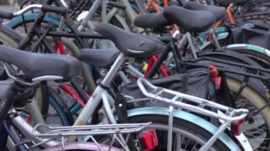 Hollanda 'da. Amsterdam Merkez İstasyonu 'nda büyük bir bisiklet parkı