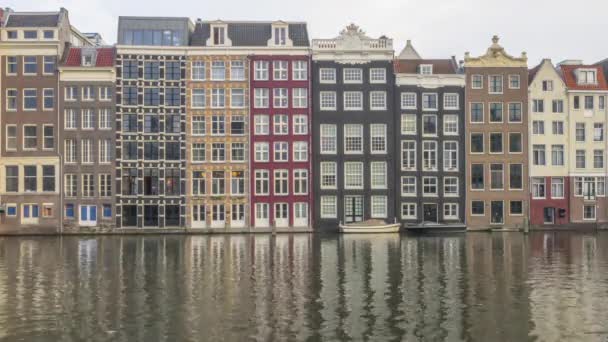 Hollandiában Klasszikus Csatornaházak Amszterdamban Naplemente Esti Vízforgalom Időeltolódás — Stock videók