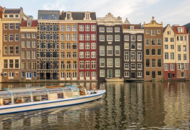 Hollanda 'da. Amsterdam 'da klasik kanal evleri. Turist teknesi