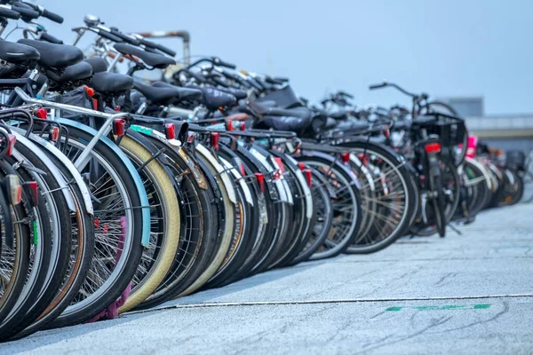 네덜란드 암스테르담의 구름낀 날입니다 자전거 주차장 — 스톡 사진