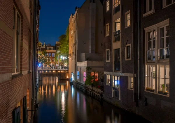 Nederländerna Natt Den Smala Kanalen Mellan Amsterdams Hus Och Den — Stockfoto