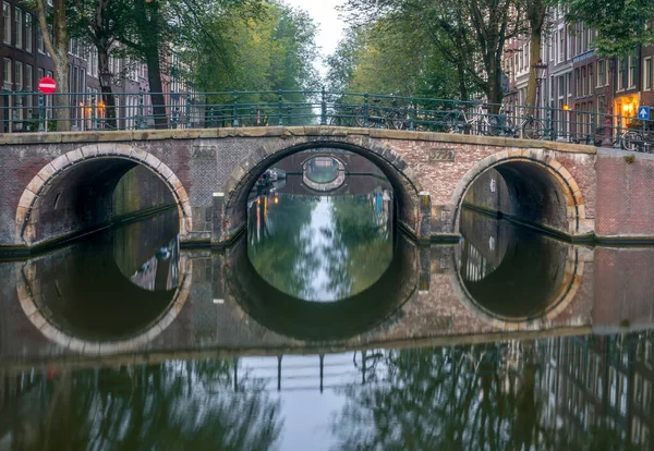 Nederländerna God Morgon Amsterdamkanalen Lugnt Väder Och Serie Broar Med — Stockfoto