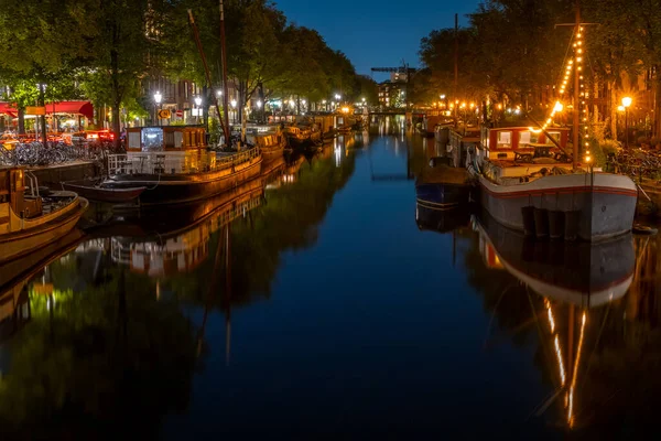 Nederländerna Lugn Amsterdams Nattliga Kanal Bostads Pråmar Och Båtar Förtöjda — Stockfoto