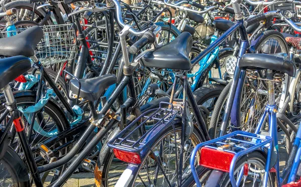 Χώρος Στάθμευσης Ποδηλάτων Μια Ηλιόλουστη Μέρα Πολλά Παλιά Και Νέα — Φωτογραφία Αρχείου