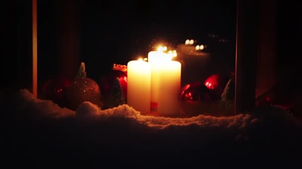 Vintersnöig Natt Närbild Fönster Med Juldekoration Ljusen Brinner Sömlös Ögla — Stockvideo