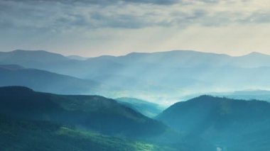 Ormanlık dağların ve vadilerin üzerinde bir yaz günü. Kalın bulutlar güneş ışığına izin verir. Güneş ışınları arazide süzülür. Hızlı hareket