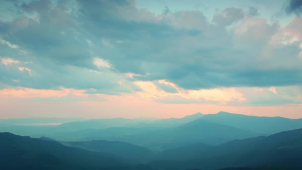 Molte Sagome Cime Montagna Luce Del Tramonto Strada Attraverso Dense — Video Stock