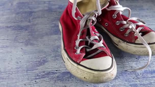 Par Zapatillas Viejas Suelo Hormigón Mal Pintado Los Cordones Los — Vídeo de stock