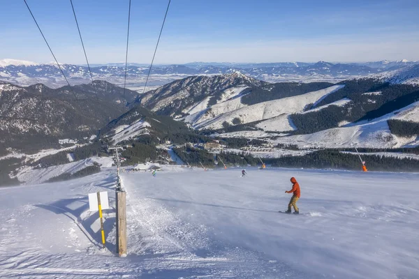 斯洛伐克 冬季滑雪胜地Jasna 阳光明媚的天气和蓝天笼罩在滑雪场上 飘雪中的雪人和地平线上的高山全景 — 图库照片