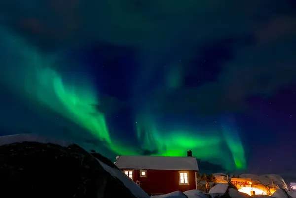 ノルウェーだ ロフテン島の冬の夜 オーロラボレリスと本物のノルウェーの家の輝く窓 — ストック写真