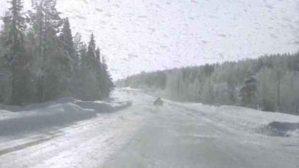 フィンランド北部の冬 森の高速道路の吹雪と太陽 — ストック動画