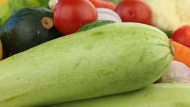 Sulu olgun sebzeler dağı kameranın önünde yakın plan çekimde döner. Kusursuz döngü