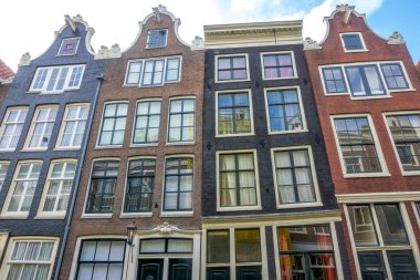 Hollanda 'da. Amsterdam 'da güneşli bir gün. Otantik Hollandalı evlerinin cepheleri