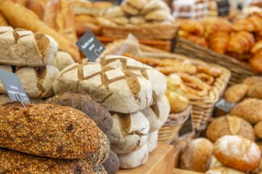 Hollanda 'da. Amsterdam 'da çiftçi pazarı. Birçok çeşit ekmek ve kruvasan. Öndeki tabelada Hollandaca 
