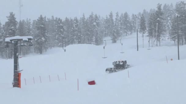 Skipiste Winterwald Skilift Angehalten Und Pistenraupe Bewegt Starker Schneefall Tagsüber — Stockvideo